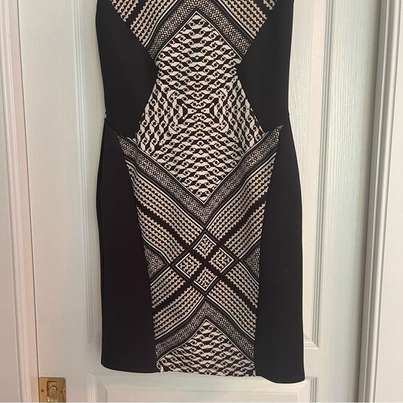 Carmen Marc Valvo Black and Cream Geometric Stretchy Dress - Picture 5 of 9